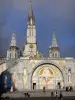 Lourdes - Domaine de la Grotte (santuarios, ciudad religiosa): Escaleras de la Plaza del Rosario, el portal de la Basílica de Nuestra Señora del Rosario de los neo-bizantino torres y campanario de la Basílica de la Inmaculada Concepción (Iglesia de arriba) de la neogótico
