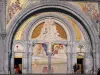 Lourdes - Domaine de la Grotte (santuarios, ciudad religiosa): el tímpano y el portal de la Basílica de Nuestra Señora del Rosario de estilo neo-bizantino