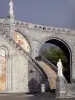Lourdes - Domaine de la Grotte (santuarios, ciudad religiosa): escaleras de la basílica de Nuestra Señora del Rosario, que conducen a la terraza superior