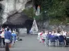 Lourdes - Domaine de la Grotte (santuarios, ciudad religiosa): Massabielle gruta (cueva milagrosa) y la vivienda nicho ojival de una estatua de la Virgen (lugar de la aparición de la Virgen a Bernadette Soubirous)