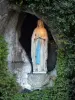 Lourdes - Domaine de la Grotte (santuarios religiosos, ciudad): Massabielle gruta (cueva milagrosa): estatua de la Virgen (lugar de la aparición de la Virgen a Bernadette Soubirous)