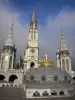 Lourdes - Domaine de la Grotte (santuarios, ciudad religiosa): cúpula de la Basílica de Nuestra Señora del Rosario con una corona y una cruz de oro, torres y el campanario de la Basílica de la Inmaculada Concepción (Iglesia de arriba) neogótico