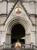 Lourdes - Domaine de la Grotte (santuarios, ciudad religiosa): fachada de la Basílica de la Inmaculada Concepción (Iglesia de arriba) en un estilo neogótico con mosaico medallón de San Pío X (abajo) y el cameo de Pío IX (arriba)
