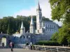 Lourdes - Domaine de la Grotte (santuarios, ciudad religiosa): el puente con vistas a las torres y campanario de la Basílica de la Inmaculada Concepción (Iglesia de arriba) neogótico