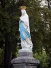 Lourdes - Domaine de la Grotte (santuarios, ciudad religiosa) estatua de la Virgen coronada en la entrada de la Plaza Rosario