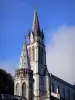 Lourdes - Domaine de la Grotte (santuarios, ciudad religiosa): la torre y campanario de la Basílica de la Inmaculada Concepción (Iglesia de arriba) neogótico