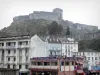 Lourdes - Castillo (fortaleza) con vistas a los edificios de la ciudad