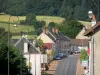 Luzy - Carretera bordeada de casas y farolas