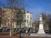 Lyon - Cruz Roja: la Plaza de la Croix-Rousse con la estatua de Jacquard, árboles y casas