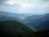 Macizo de los Vosgos - Montañas boscosas (Parc Naturel Régional des Ballons des Vosges), las aldeas y las nubes en el cielo