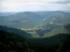 Macizo de los Vosgos - Pueblo rodeado de montañas boscosas (Parc Naturel Régional des Ballons des Vosges)