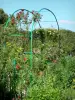 Maison et jardins de Claude Monet - Jardin de Monet, à Giverny : Clos Normand : arceau orné de rosiers en fleurs, et plantes