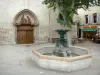 Manosque - Fuente en la plaza de Saint-Sauveur, fachada de la iglesia de Saint-Sauveur, sicomoro (árbol), cafetería terraza de la casa y el casco antiguo