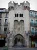 Manosque - Puerta Saunerie la calle y las casas grandes de la ciudad vieja