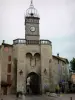 Manosque - Soubeyran puerta rematada por un campanario y las casas en el casco antiguo