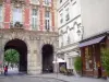 Le Marais - Calle lateral Pavillon du Roi Birague con su porche con vistas a la Place des Vosges