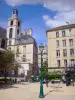 Le Marais - Plaza Charles Victor Langlois, con su patio de recreo, el campanario de la Iglesia de Nuestra Señora de los hermanos Blanco y fachadas de edificios