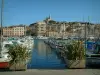 Marseille - Puerto Viejo, con sus hileras de barcos, edificios y Notre Dame de la Garde con vistas a la totalidad