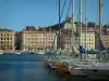 Marseille - Veleros en el Puerto Viejo, edificios y Notre Dame de la Garde con vistas a la totalidad