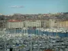 Marseille - Botes de remos y veleros en el Puerto Viejo, edificios de la ciudad detrás de la bandeja