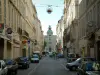 Marseille - Calle comercial llena de tiendas con la prefectura en la final de la calle