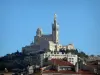 Marseille - Notre Dame de la Garde con vistas a las casas de la ciudad