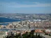 Marseille - La explanada de la Basílica de Notre-Dame de la Garde, con vistas a los edificios de la ciudad, el Puerto Viejo, la Catedral de la Mayor y la Gran Cuenca Joliette