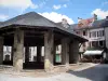 Martel - Covered market hall and houses of the Consuls square, in the Quercy