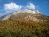 Massif des Bauges - Parc Naturel Régional du Massif des Bauges : forêt en automne, falaises calcaires et nuages dans le ciel bleu
