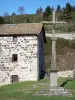 Mazan-l'Abbaye - Cruz y la fachada de piedra de la aldea