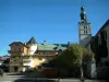 Megève - Village Square (estación de esquí y en verano) con una iglesia, casas y tiendas