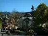 Megève - Poste de luz, árboles y casas en el pueblo (estación de esquí y en verano)