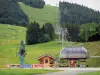 Métabief - Estación de esquí: Morond telesilla (telesilla), cabaña de madera, los pastos de montaña (prados) y los árboles en verano