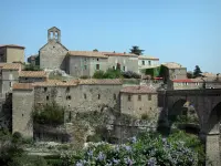 Vista sobre o rio cesse, a ponte, a gruta grand pont naturel e a aldeia de  minerve, herault