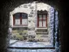 Mirabel - Arco e fachada de uma casa de pedra