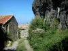 Mirabel - Casas de pedra ao pé do penhasco basáltico