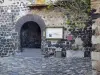 Mirabel - Alpendre, pavimento pavimentado e fachadas de pedra da aldeia