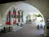 Monségur - Sous les arcades de la place Robert Darniche