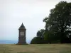 Mont Beuvray - Parc Naturel Régional du Morvan : monument à la mémoire de Jacques-Gabriel Bulliot, au sommet du mont Beuvray