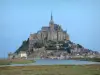 Mont-Saint-Michel - Kleine felsige Insel Mont-Saint-Michel mit Abteikirche und Abteigebäuden
der Benediktinerabtei, Häuser und Befestigungsmauern der mittelalterlichen Stätte (Dorf), salzige Wiesen
