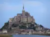 Mont-Saint-Michel - Rocky eilandje met Mont-Saint-Michel abdijkerk en abdij gebouwen van de Benedictijner abdij, huizen en wallen van de middeleeuwse stad (dorp)