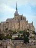 Mont-Saint-Michel - Abbey kerk en abdij gebouwen van de Benedictijner abdij met uitzicht op de huizen en de wallen van de middeleeuwse stad (dorp)