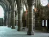 Mont-Saint-Michel - Intérieur de l'abbaye bénédictine : la Merveille : Scriptorium colonnes de la salle des Chevaliers (Scriptorium)