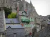 Mont-Saint-Michel - Benediktinerabtei überragt die Häuser der mittelalterlichen Stätte (Dorf)