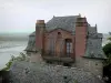 Mont-Saint-Michel - Haus der mittelalterlichen Stätte (Dorf) mit Blick auf die Bucht des Mont-Saint-Michel