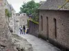 Mont-Saint-Michel - Stenen huis, lantaarnpaal en straat van de middeleeuwse stad (dorp)