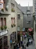 Mont-Saint-Michel - Belebte Strasse mit Häusern aus Stein und Haus Artichauts (Brücke über
der Strasse)