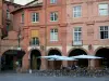 Montauban - Casas con soportales y cafetería con terraza en la Rue Nationale