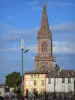 Montauban - Espadaña de la iglesia de Saint-Orens, fachadas de casas, postes de luz, barandas y flores (flores)