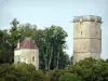Montbard - Aubespin tower and Saint-Louis tower, remains of the old castle, in Buffon park
